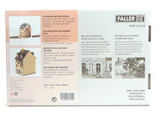 Laden Sie das Bild in den Galerie-Viewer, Modellbahn Bausatz Altstadthaus mit Zaun, Faller H0 130692 neu OVP
