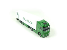 Laden Sie das Bild in den Galerie-Viewer, Volvo FH Gl. Kühlkoffer-Sattelzug &quot;Traveco&quot;, Herpa H0 944175
