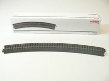 Laden Sie das Bild in den Galerie-Viewer, C Gleis Gleise gebogen R 4, 6 x Märklin H0 24430 neu, OVP
