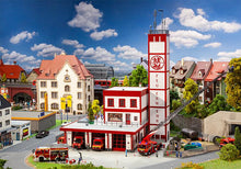 Laden Sie das Bild in den Galerie-Viewer, Modellbau Bausatz Moderne Feuerwache, Faller H0 130159 neu
