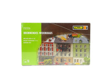 Laden Sie das Bild in den Galerie-Viewer, Modellbau Bausatz, brennendes Wohnhaus, Faller N 232326 neu, OVP
