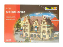 Laden Sie das Bild in den Galerie-Viewer, Modellbau Bausatz Naturkundemuseum, Faller H0 191782 neu
