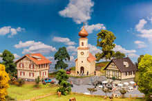 Laden Sie das Bild in den Galerie-Viewer, Modellbau Bausatz Aktions-Set Dorfidylle, Faller H0 190082 neu

