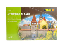 Laden Sie das Bild in den Galerie-Viewer, Modellbau Bausatz Altstadtturm mit Mauer, Faller N 232171 neu
