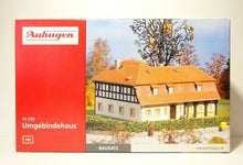 Laden Sie das Bild in den Galerie-Viewer, Modellbahn Bausatz Umgebindehaus, Auhagen 11379 H0 neu, OVP
