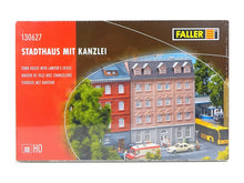 Laden Sie das Bild in den Galerie-Viewer, Modellbau Bausatz Stadthaus mit Kanzlei, Faller H0 130627 neu
