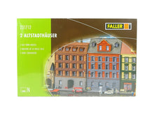 Laden Sie das Bild in den Galerie-Viewer, Modellbau Bausatz 2 Altstadthäuser, Faller N 231712 neu
