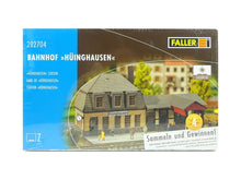 Laden Sie das Bild in den Galerie-Viewer, Modellbau Bausatz Bahnhof Hüinghausen, Faller Z 282704 neu, OVP
