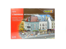Laden Sie das Bild in den Galerie-Viewer, Modellbau Bausatz 2 Stadthäuser Beethovenstraße, Faller H0 130703, neu
