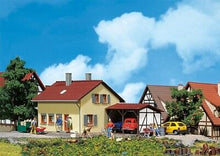 Laden Sie das Bild in den Galerie-Viewer, Siedlerhaus mit Anbau, Faller H0 131358 neu, OVP
