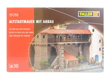 Laden Sie das Bild in den Galerie-Viewer, Modellbau Bausatz Altstadtmauer mit Anbau, Faller H0 191790 neu OVP

