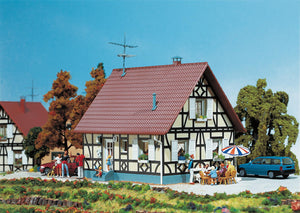 Modellbahn Haus Einfamilienhaus mit Fachwerk, Faller H0 130221 neu OVP