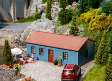 Laden Sie das Bild in den Galerie-Viewer, Bausatz Modellbau Ferienhaus, Faller H0 130656, neu
