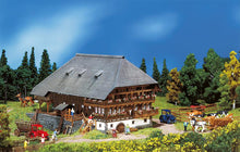 Laden Sie das Bild in den Galerie-Viewer, Modellbau Bausatz Schwarzwaldhof, Faller N 232258 neu
