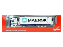 Laden Sie das Bild in den Galerie-Viewer, Modellauto MB Actros GS Seitenlader-SZ GDH / Maersk, Herpa H0 313384
