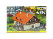Laden Sie das Bild in den Galerie-Viewer, Bausatz Doppelhaus Moosgrund, Faller H0 131549, neu
