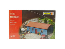 Laden Sie das Bild in den Galerie-Viewer, Bausatz Modellbau Ferienhaus, Faller H0 130656, neu
